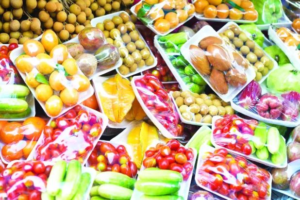 الإفراط في استخدام البلاستيك في تغليف الخضار يدعو الحكومات لإيجاد الحلول (شاترستوك)