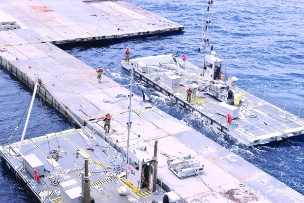 ABD CENTCOM tarafından dün yayınlanan ve insani yardımların ulaştırılması için bir liman inşa etme çalışmaları çerçevesinde Gazze Şeridi açıklarında yüzen iskeleyi gösteren fotoğraf (AP)