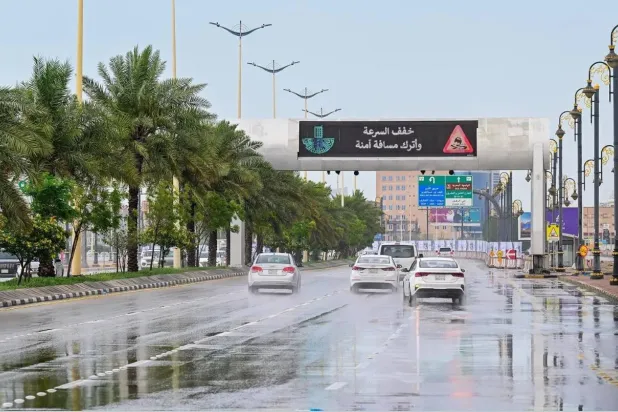 أدت الأجواء الماطرة والرياح الشديدة في السعودية إلى تعليق الدراسة (واس)