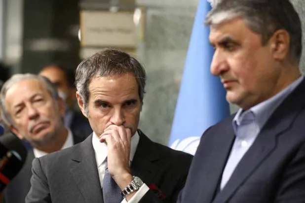 مدير «الطاقة الدولية» ورئيس «الذرية الإيرانية» خلال مؤتمر صحافي في طهران مارس 2022 (رويترز)