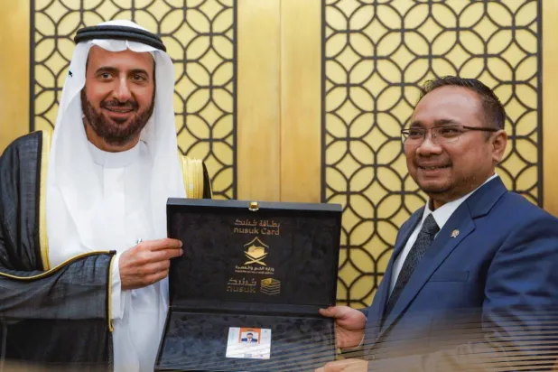 د. توفيق الربيعة يسلّم بطاقة «نسك» للوزير ياقوت خليل قوماس (وزارة الحج)