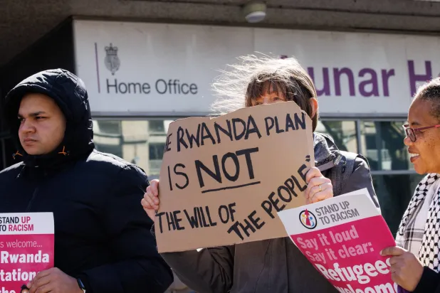 جانب من المظاهرات الرافضة لخطة الترحيل إلى رواندا (إ.ب.أ)