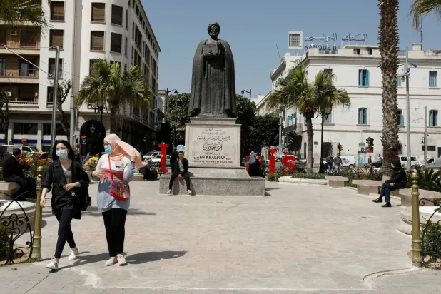 توقعت «فيتش» أن الحكومة ستحتاج إلى جمع تمويل محلي يعادل 12 % من الناتج المحلي الإجمالي لتغطية الفجوة التمويلية (رويترز)