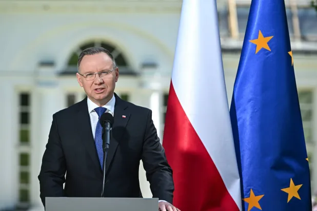 الرئيس البولندي أندريه دودا يتحدث خلال مؤتمر صحافي أمام القصر الرئاسي في وارسو (إ.ب.أ)