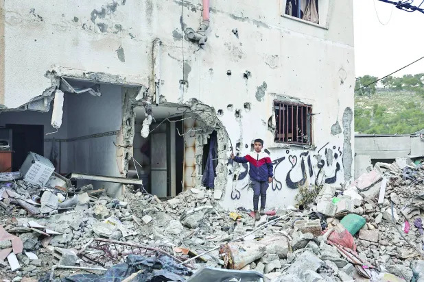 مبنى تضرَّر خلال هجوم إسرائيلي على مخيم نور شمس قرب طولكرم يناير الماضي (أ.ف.ب)