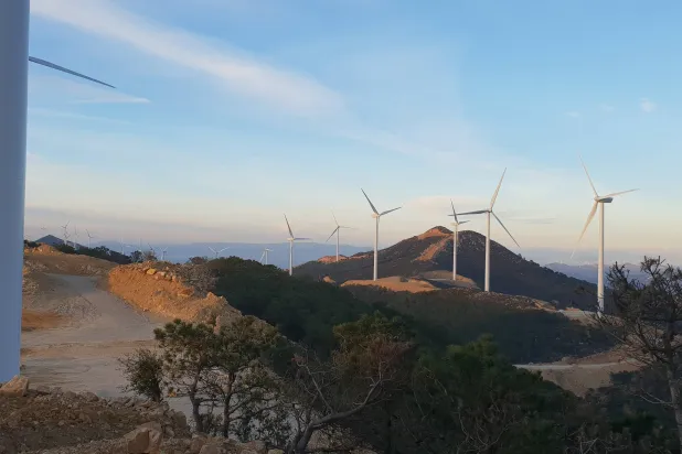 صورة لأحد مشروعات «أكوا باور» لتوليد الكهرباء عن طريق الرياح - المغرب (موقع الشركة)