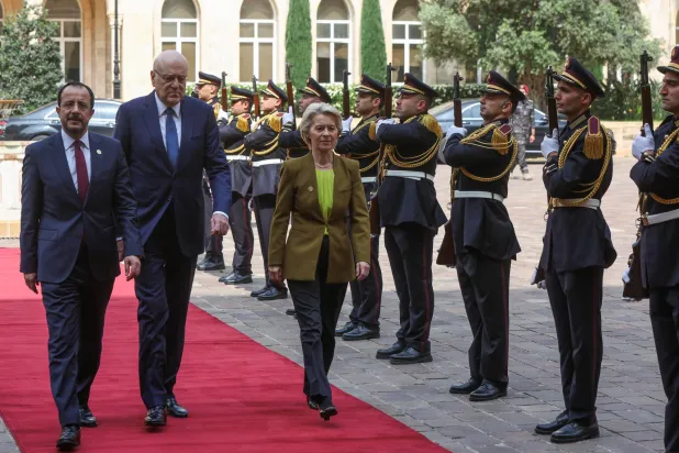 ميقاتي ورئيسة المفوضية الأوروبية والرئيس القبرصي خلال مراسم الاستقبال الرسمي في السراي الحكومي ببيروت (رويترز)