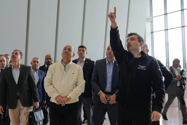 رئيس أركان الجيش المصري خلال زيارته شركة «بايكار» للطائرات (حساب بايكار عبر منصة «إكس»)