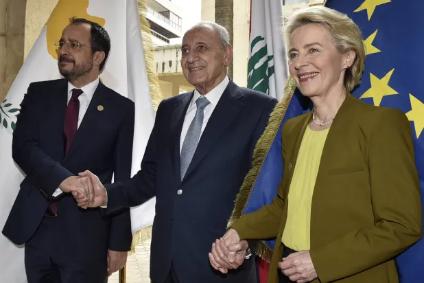 رئيس البرلمان اللبناني نبيه بري مستقبلاً رئيسة المفوضية الأوروبية أورسولا فون ديرلاين والرئيس القبرصي نيكوس خريستو دوليدس الخميس في بيروت (د.ب.أ)