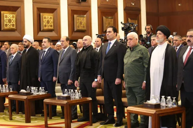 مسؤولون وقادة أحزاب عراقية خلال حفل «العصائب» (إكس)