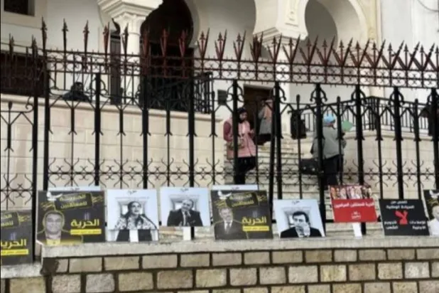 مدخل محكمة تونس وقد وضع المحامون والنشطاء صور المتهمين في قضايا الإرهاب والتآمر على أمن الدولة (صور متداولة في وسائل الإعلام التونسية)