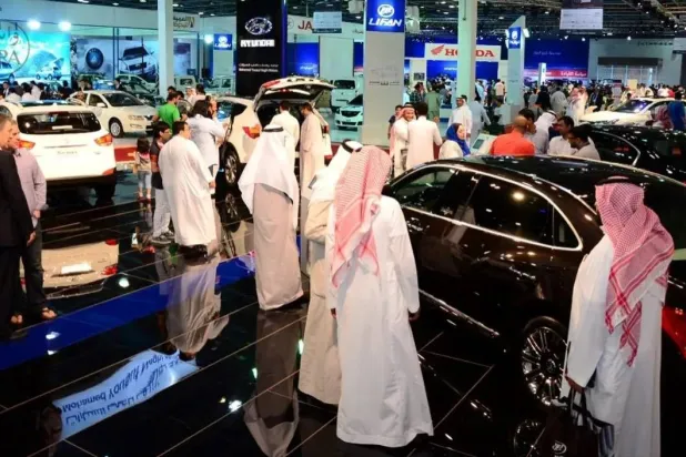 سعوديون يعاينون سيارات جديدة في أحد معارض السيارات بالمملكة (الشرق الأوسط)