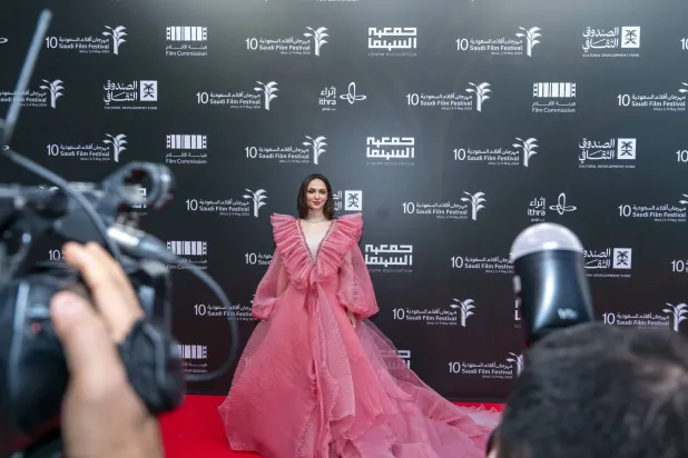 الممثلة سميّة رضا في إطلالة لافتة على السجادة الحمراء (الشرق الأوسط)