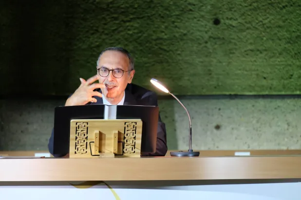 الأمير بدر بن عبد المحسن خلال مشاركته أمسية شعرية في باريس (الشرق الأوسط)