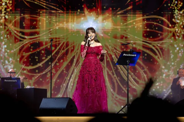 آمال ماهر تتألق بإطلالتين على مسرح أونيكس أرينا بجدة (بنش مارك)