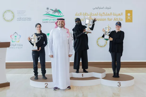 الأمير فهد بن جلوي بن عبد العزيز خلال تتويج الفائزات في سباق السيدات (الشرق الأوسط)