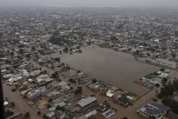 صورة جوية تظهر حياً غمرته المياه أثناء عملية الإنقاذ التي قام بها الجيش البرازيلي بالتعاون مع رجال الإطفاء في بورتو أليغري (إ.ب.أ)