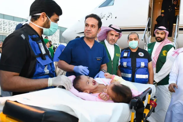 رعاية طبية سعودية رافقت التوأم السيامي (مركز الملك سلمان للإغاثة)
