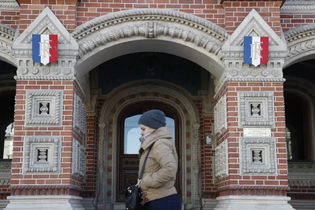 امرأة تسير أمام سفارة فرنسا بموسكو (روسيا) في 29 مارس 2018 (رويترز)