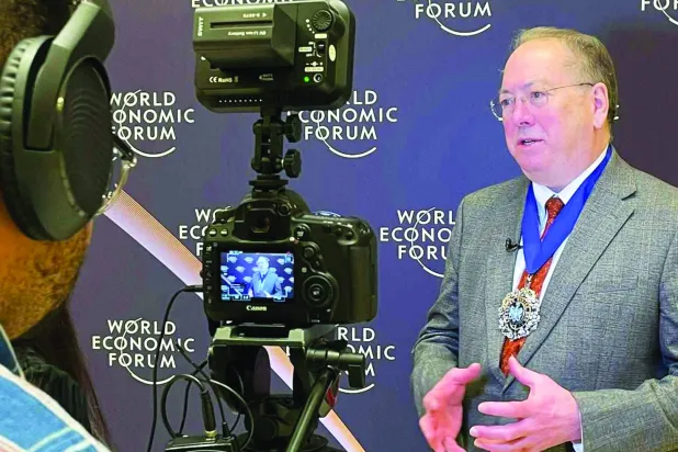 
عمدة «حي المال» في لندن اللورد مايكل ماينيلي (الشرق الأوسط)