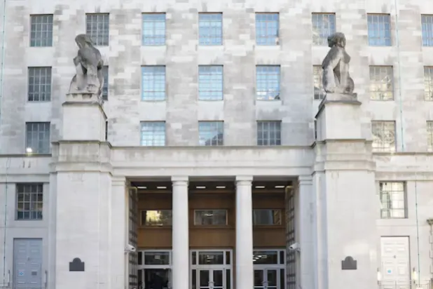 مبنى وزارة الدفاع في لندن (رويترز)