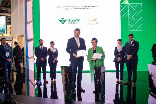 جانب من توقيع الاتفاقية بين الهيئة الملكية لمحافظة العلا و«عطلات السعودية» (الشرق الأوسط)