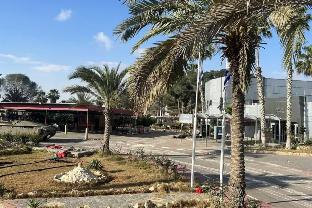 آليات إسرائيلية في الجانب الفلسطيني من معبر رفح اليوم (المتحدث باسم الجيش الإسرائيلي - إكس)