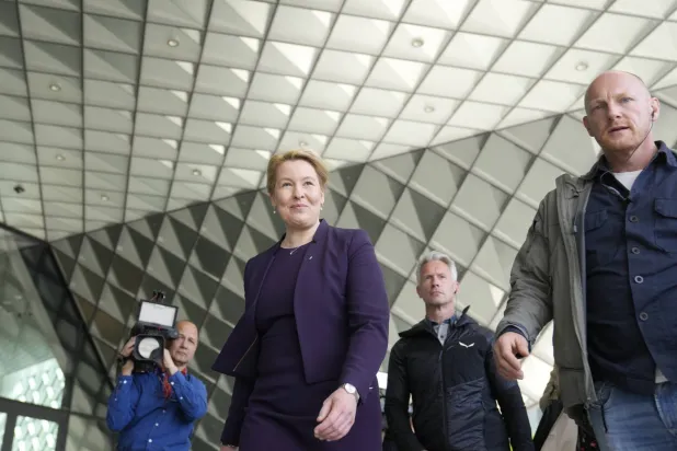 عمدة برلين السابقة فرانسيسكا غيفاي محاطة برجال أمن بعد يوم على تعرضها لاعتداء داخل مكتبة في العاصمة الألمانية (أ.ب)