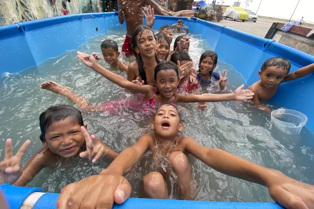 المياه هي الملاذ (الفلبين - أ.ف.ب)