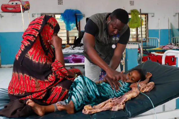 خلال معالجة طفل داخل الجناح في مستشفى هاغاديرا الرئيسي في مخيم هاغاديرا للاجئين في داداب بالقرب من الحدود الكينية الصومالية في مقاطعة غاريسا كينيا 17 يناير 2023 (رويترز)