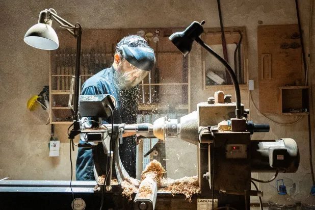 حسن محمد يحيي مهنة الخراطة في زقاق الخراطين بجدة التاريخية (برنامج جدة التاريخية)