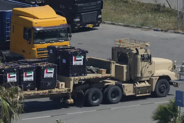 أول شحنة تدخل إلى غزة عبر الرصيف الأميركي الذي بُني في قبرص لتسريع وصول الإمدادات (أ.ب)