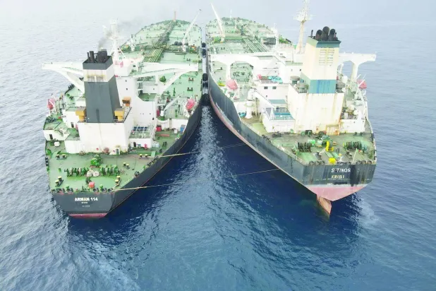 
عکسی که آژانس امنیت دریایی اندونزی از نفتکش ایرانی ام تی آرمان در حال حمل نفت به کشتی MTS Tinos با پرچم کامرون در ژوئیه گذشته منتشر کرد (رویترز)