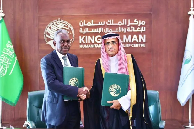 المهندس أحمد البيز مساعد والطيب آدم عقب توقيع المذكرة في الرياض (واس)