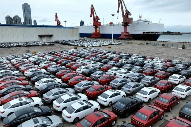 سيارات معدة للتصدير في أحد موانئ شرق الصين (أ.ف.ب)