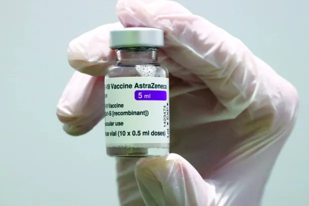 "AstraZeneca, aşısının trombositopeni sendromuna neden olmuş olabileceğini söyledi.