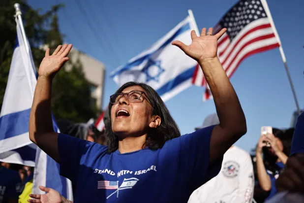 مؤيدون لإسرائيل في مسيرة إلى جامعة جنوب كاليفورنيا (أ.ف.ب)