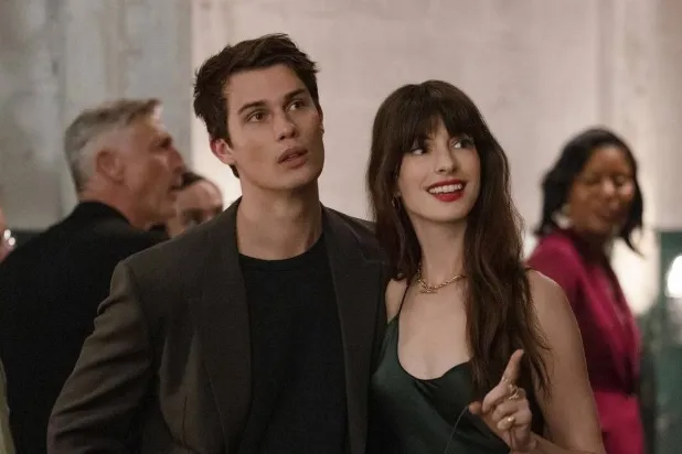 آن هاثاواي ونيكولاس غاليتزين بطلا فيلم «The Idea of You» (أمازون برايم)