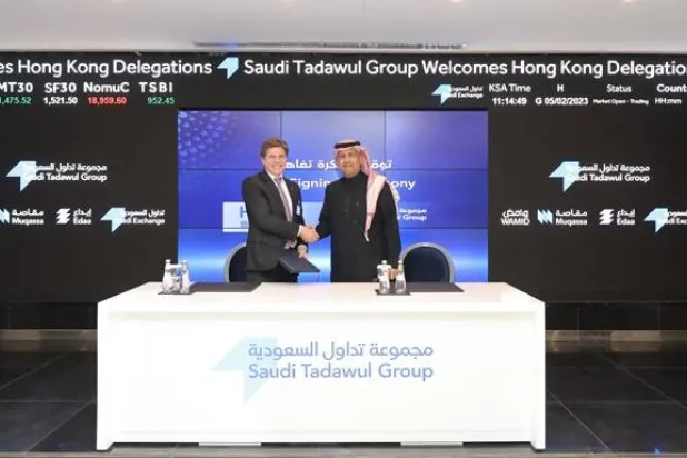 أثناء توقيع مذكرة تفاهم بين شركة هونغ كونغ للصرافة والمقاصة ومجموعة «تداول» في العام الماضي لاستكشاف سبل التعاون (موقع شركة هونغ كونغ)