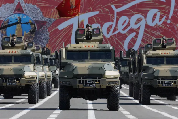 العرض العسكري في الساحة الحمراء (رويترز)