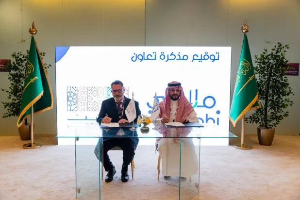 جانب من توقيع اتفاقية «روشن» مع «ملاهي» (الشرق الأوسط)