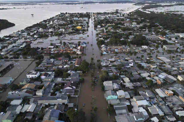 منطقة غمرتها الفيضانات في إلدورادو بمنطقة بورتو أليغري الحضرية - البرازيل (إ.ب.أ)