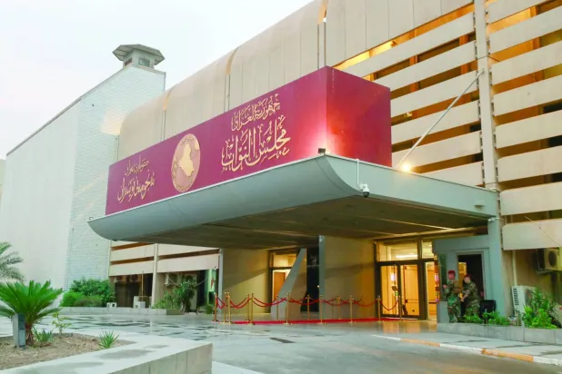 صورة البرلمان العراقي من مدخل مقره الرئيسي (أ.ف.ب)