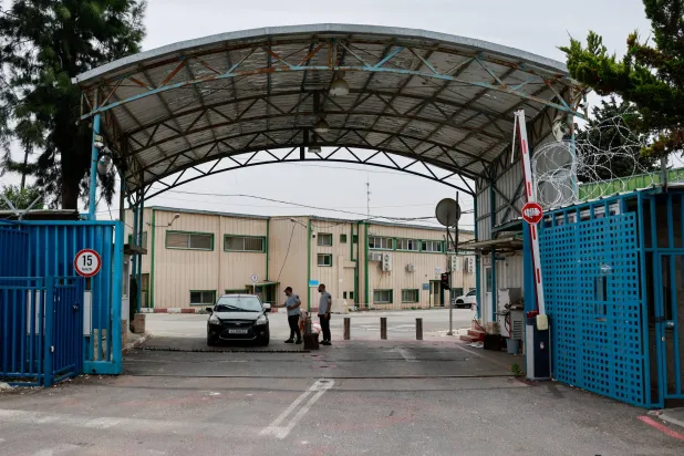 عناصر أمن يعملون في مقر «الأونروا» بالقدس اليوم الجمعة (رويترز)