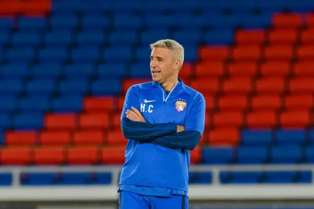 الأرجنتيني كريسبو خلال قيادته استعدادات العين للمواجهة (العين)