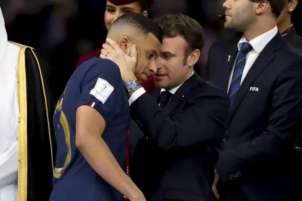 ماكرون يتمنى مشاركة مبابي في أولمبياد باريس (غيتي)