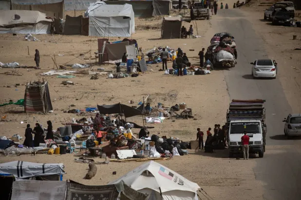 فلسطينيون نازحون داخلياً يستعدون لمغادرة رفح بعد أمر الإخلاء الصادر عن الجيش الإسرائيلي (إ.ب.أ)