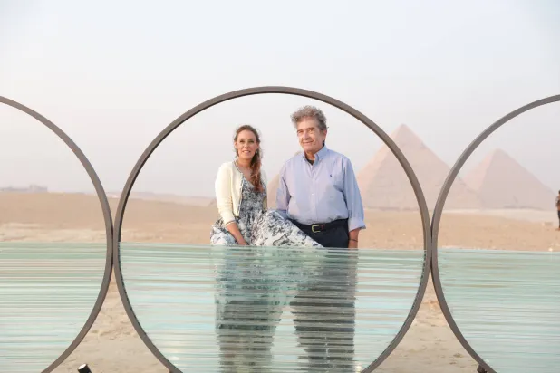 نادين عبد الغفار مؤسسة «آرت دي إيجيبت» مع الفنان اليوناني كوستاس باراتسوس (تصوير: ولاء الشاعر)