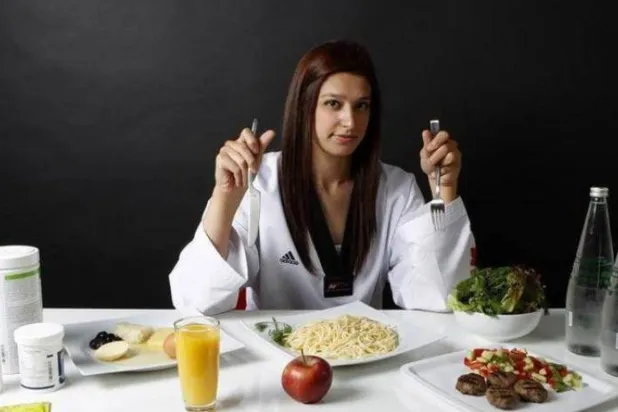 إضافة ملعقة من زيت الزيتون إلى نظامك الغذائي قد يفيد عقلك (رويترز)