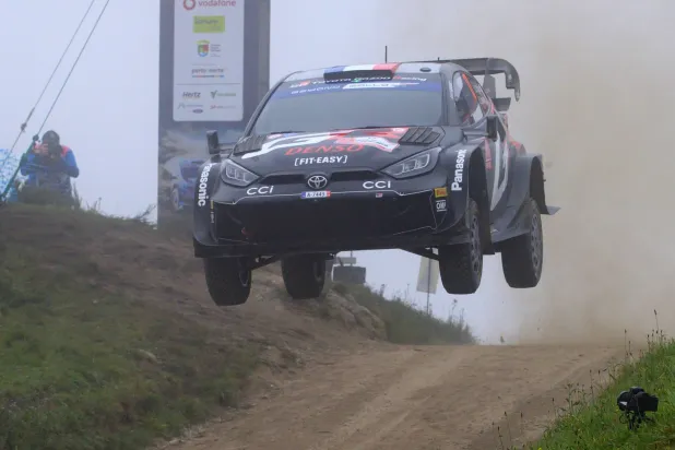 السائق الفرنسي سيباستيان أوجييه يقود سيارة «تويوتا» نحو الفوز برالي البرتغال (أ.ف.ب)